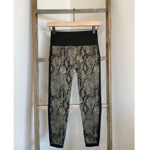 Fabletics, high-waisted seamless snakeskin 7/8